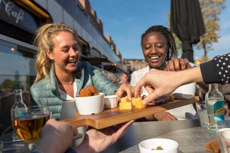 Groep vrouwen bij de Havenkom op het terras in Almere.