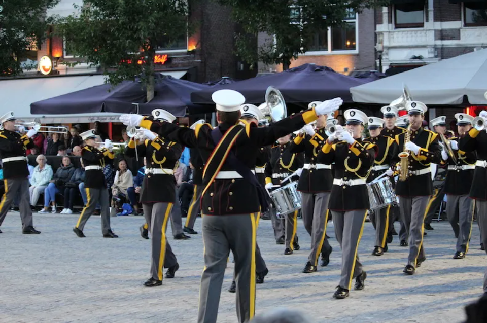 Een orkest op blaasinstrumenten