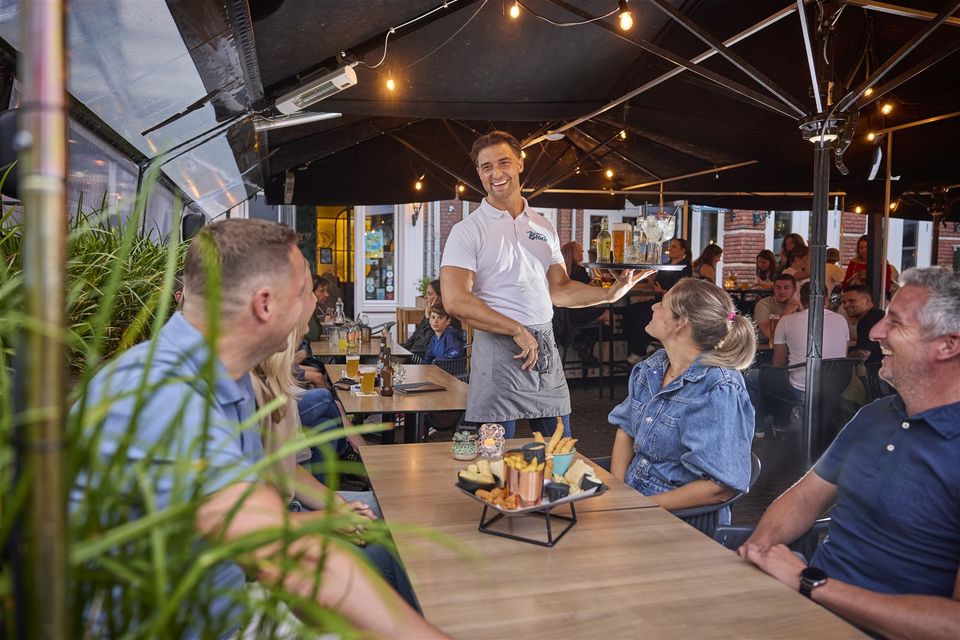 Vrienden proosten op terras