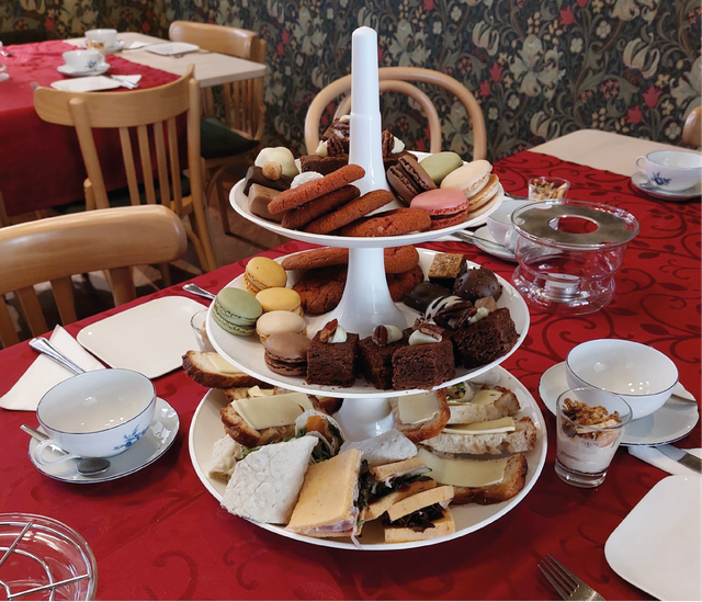 Een etagère met verschillende zoete en hartige hapjes voor bij de Hartverwarmende High Tea in Museum Joure.