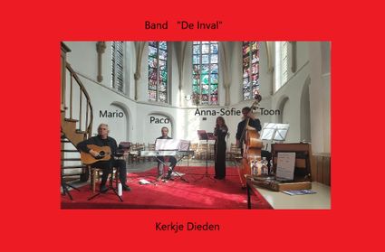 Concert De Inval in het Kerkje Dieden: vier muzikanten op rood tapijt in een kerk met glas-in-lood. Mario speelt gitaar, Paco toetsen, Anna-Sofie viool en Toon contrabas.