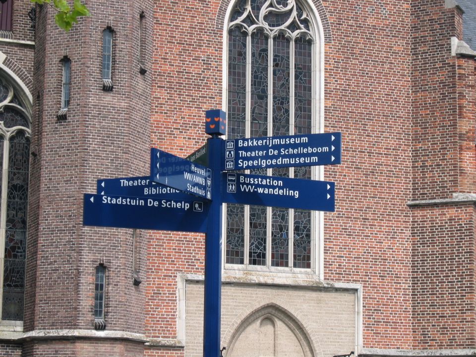 Wegwijzers in het centrum van Oosterhout.