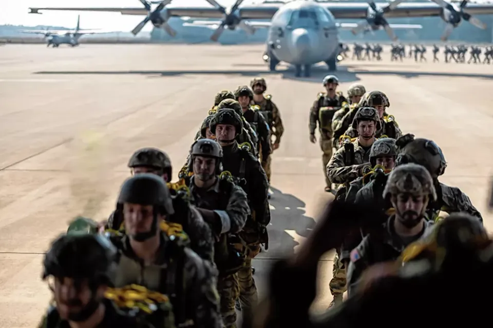 parachutisten gaan aan boord
