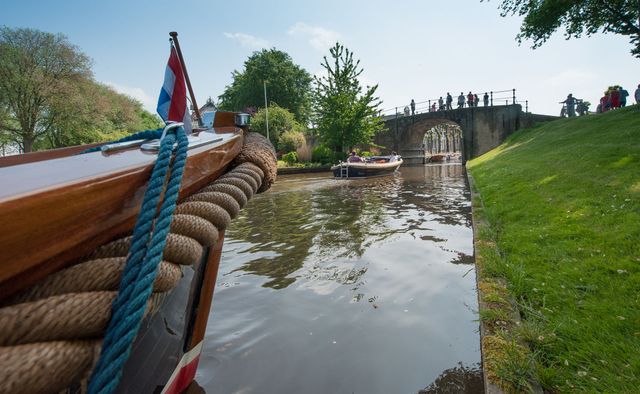 bootje varen door de gracht van sloten
