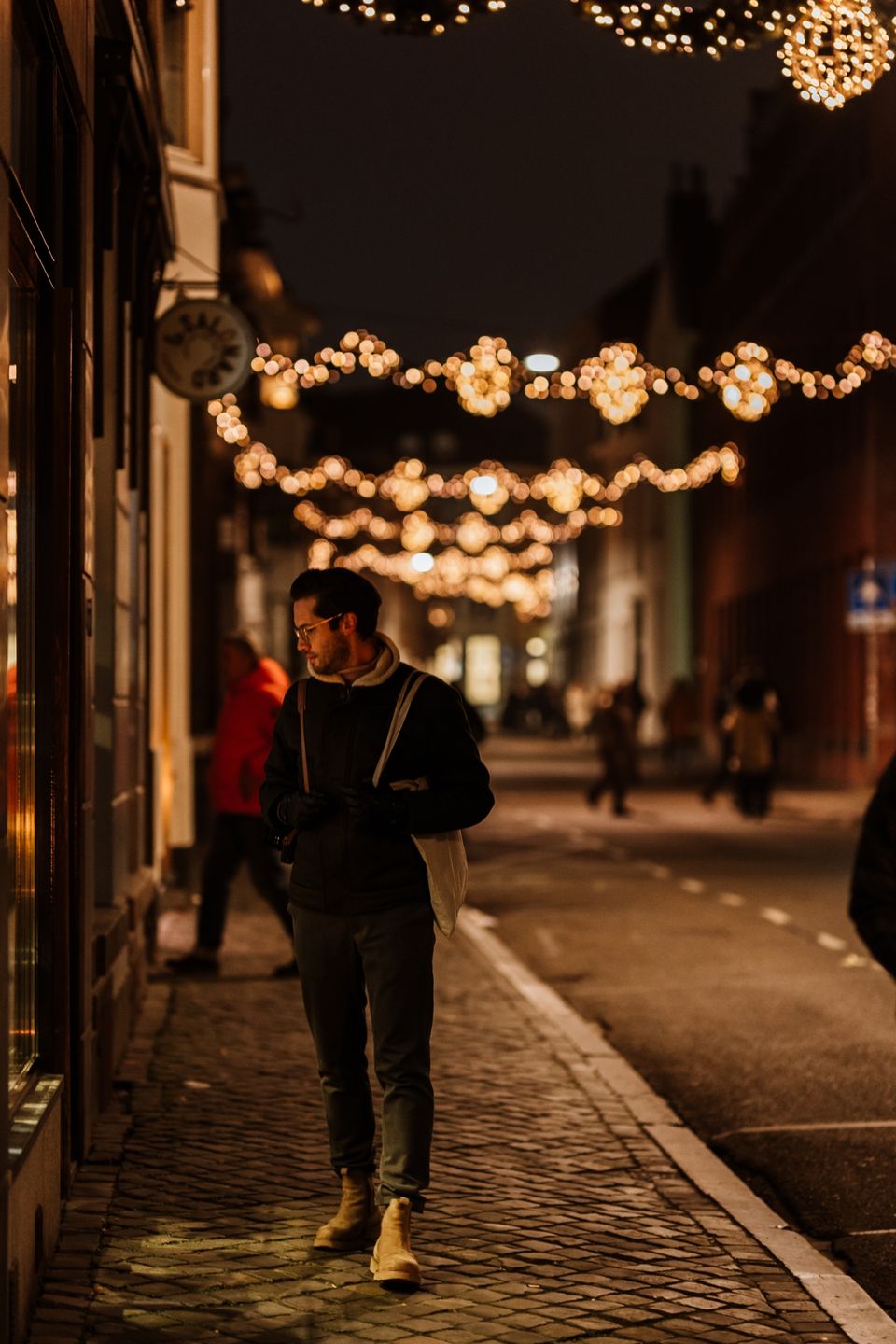 Man wandelt door Maastrichter Heidenstraat tijdens Magisch Maastricht