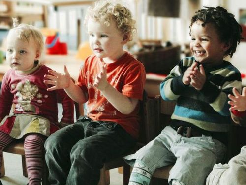 Kinderen die in een kring zitten en aan het klappen zijn