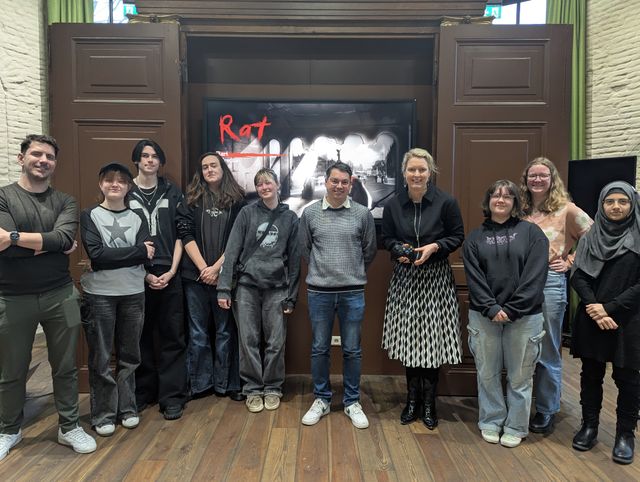 Studenten SintLucas tijdens de presentatie van hun game over de Tweede Wereldoorlog.