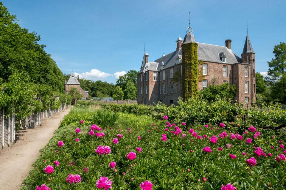 Kasteeltuinen van Slot Zuylen met bloeiende roze bloemen