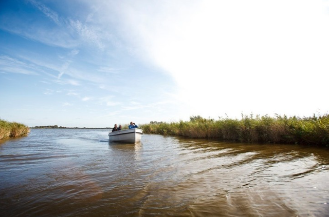 Sloep varen op bij Oudega
