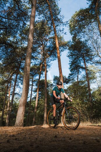 1 mountainbiker op het parcours