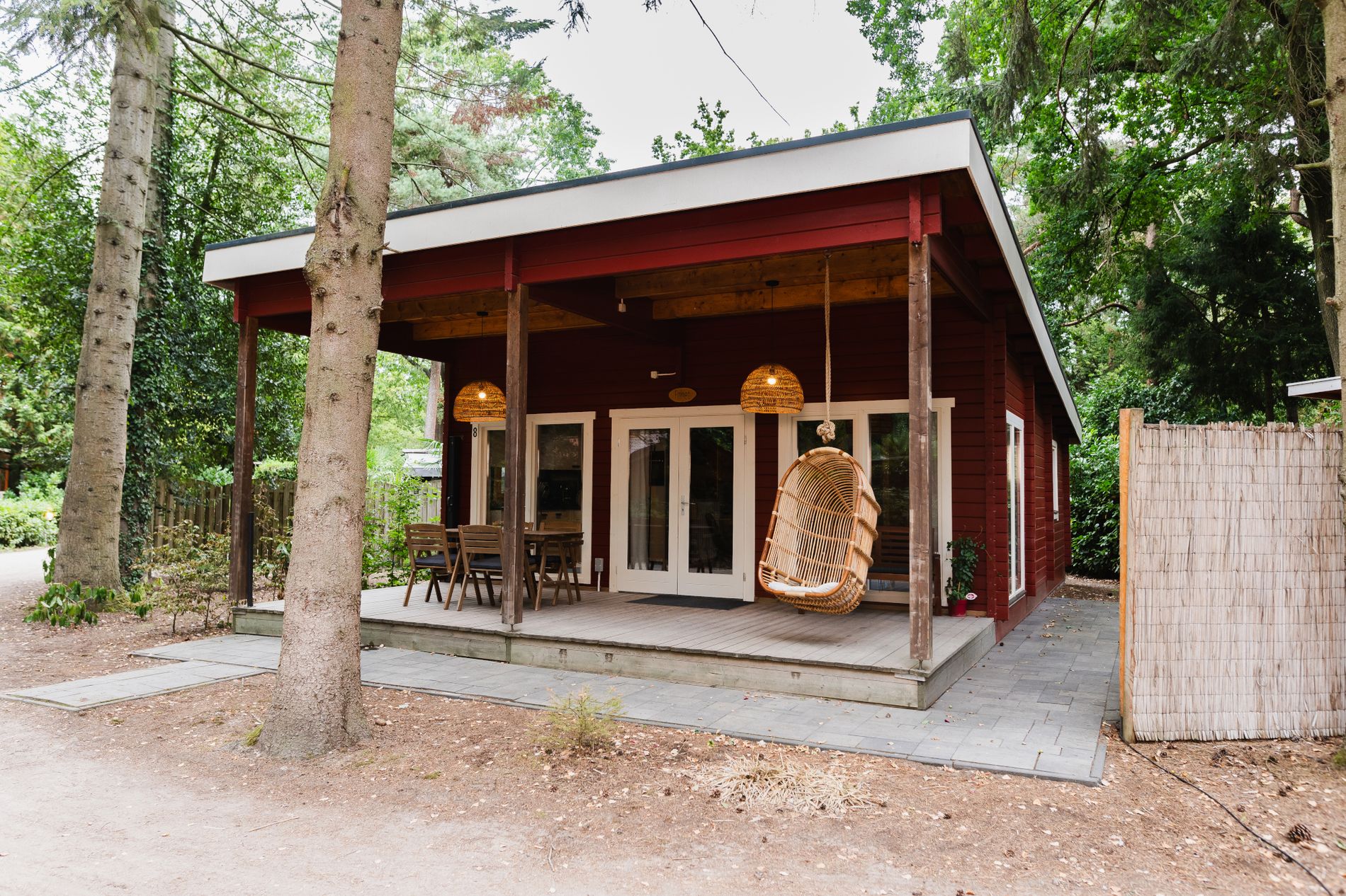 Overnacht in de Brabantse natuur in de houten boshuisje met infrarood sauna.