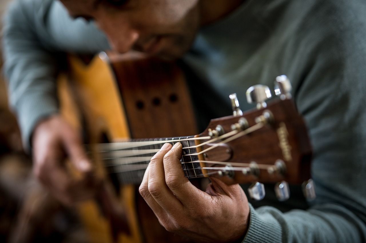 Man speelt op gitaar