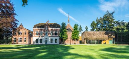 Vooraanzicht van het oude pand van Kloosterhotel Zin, met in het midden de toren van de kapel