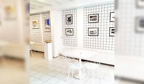 Kunstgalerie met witte muren