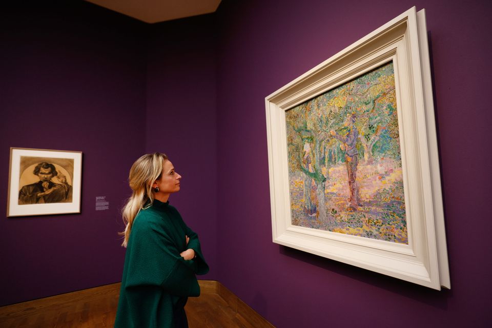 Bezoeker kijkt naar schilderij van Jan Toorop in Singer Laren