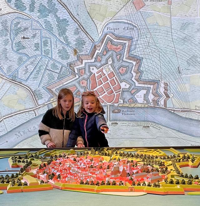 Kinderen bij de grote maquette van Grave in de poortzaal