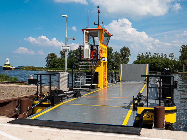 De pont kan ook campers overzetten