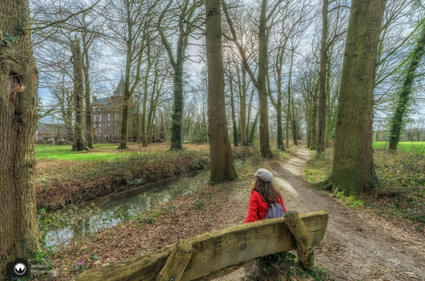 Laura van Whestphil Wandelt zit te genieten op bankje bij Kasteel Nemerlaer in Haaren