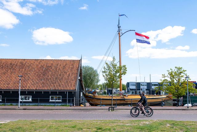 Botterwerf Huizen met fietsers