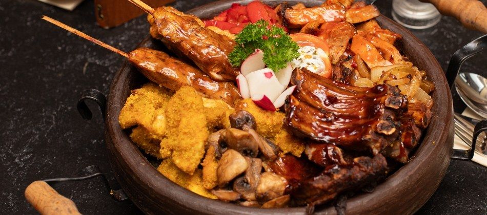 Ovensteen shared dining, kant-en-klaar van de kok. Geen steengrillen: de kok gaart alles in de keuken.