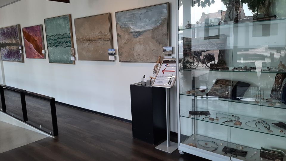 Afbeelding van kussenhoezen van “vintage” borduurwerk en oude wollen dekens gemaakt door Evelien Hazenoot-Türksel