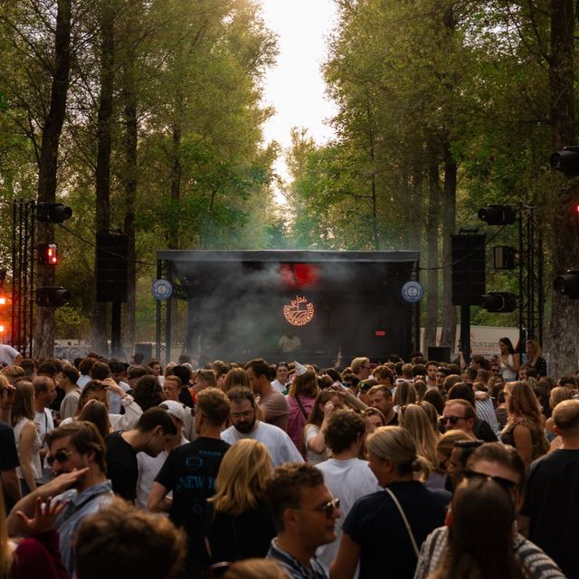 Takkenbende podium met mensen