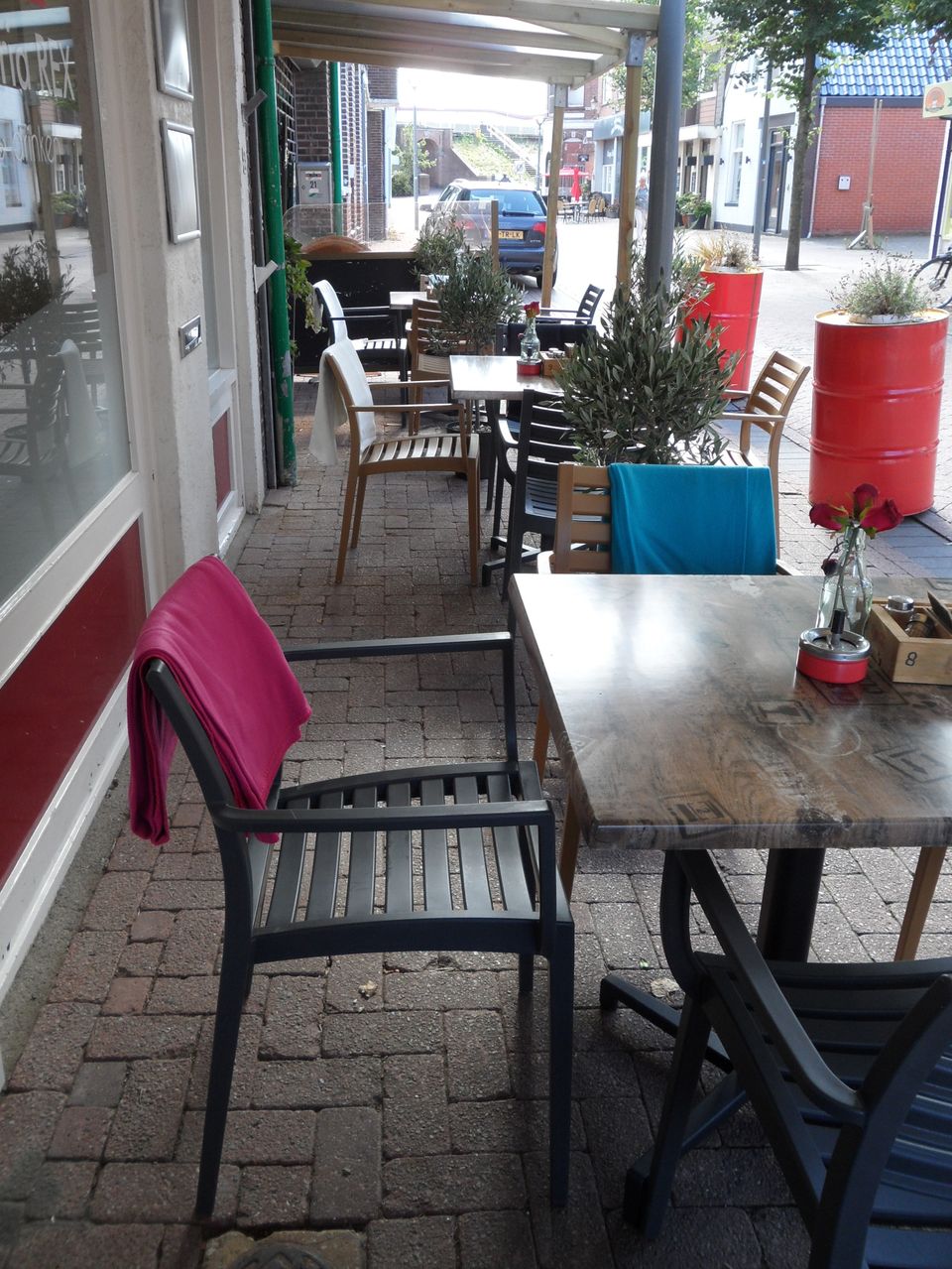 Neem plaats op ons gezellige terras en laat je bedienen!