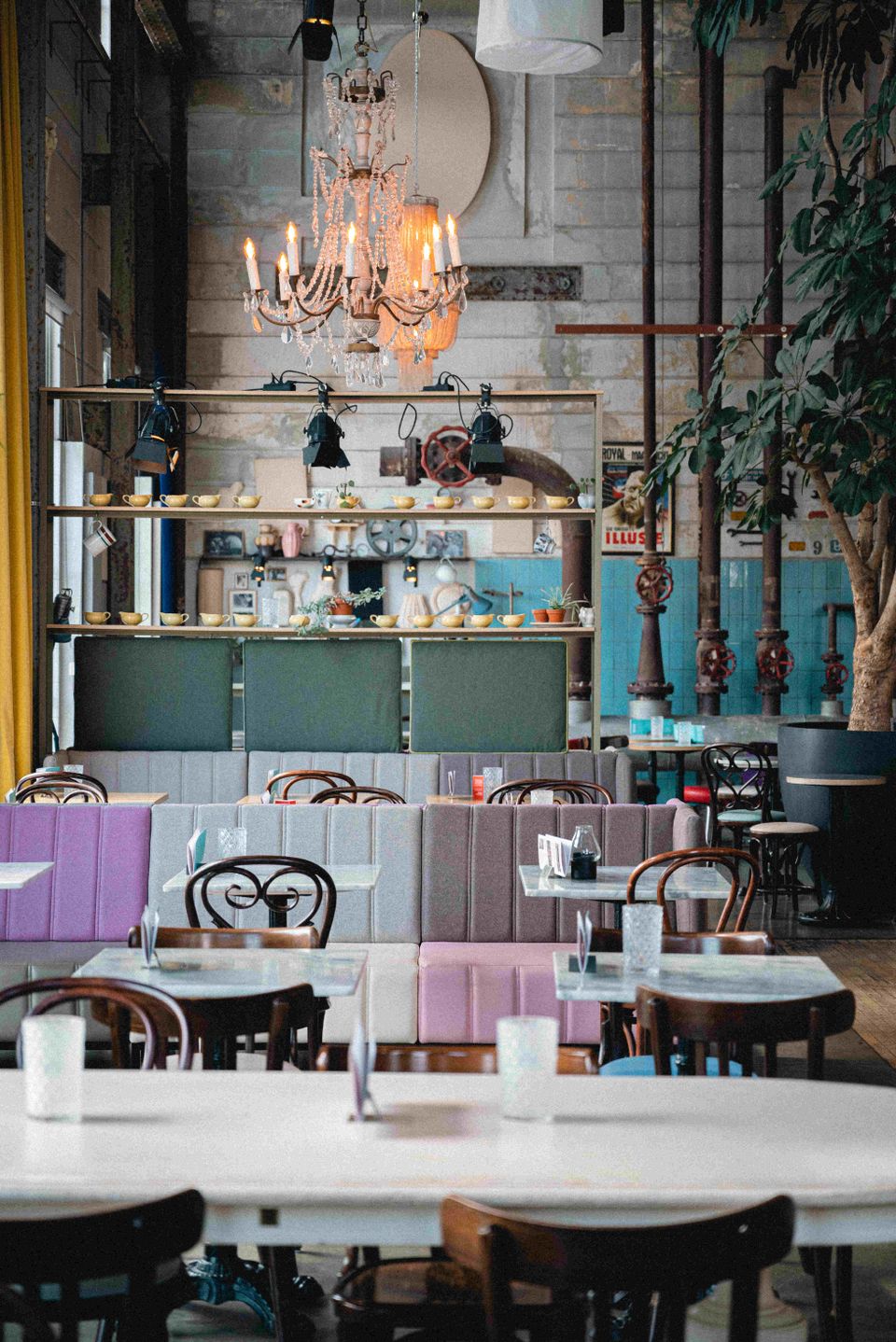 Lumiere restaurant interieur tafels en stoelen