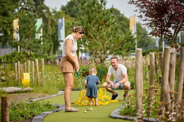 Met de kinderen midgetgolfen.