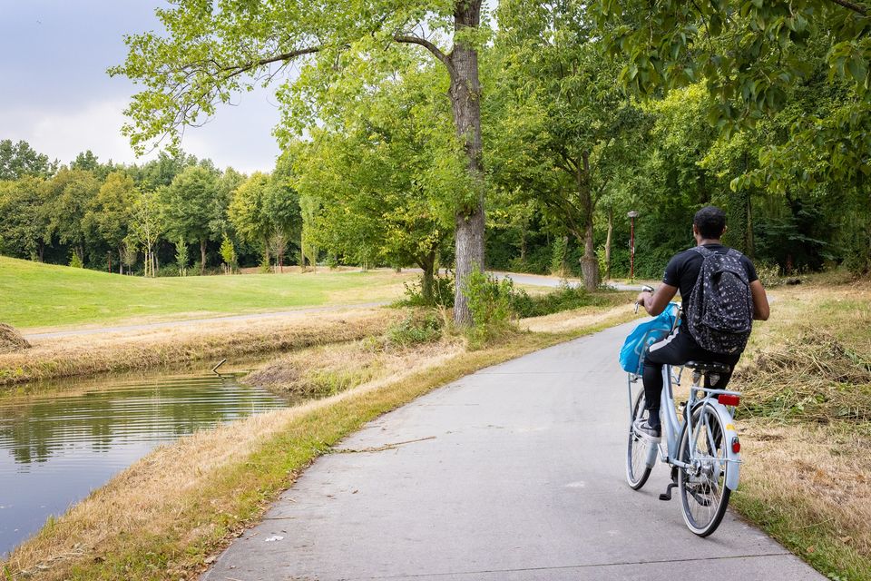 Iemand fietst door Park Oudegein