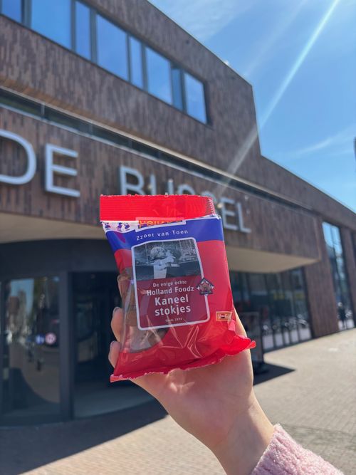 Zakje met kleine kaneelstokjes