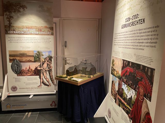 Vitrine uit tentoonstelling Over de Erfgooiers