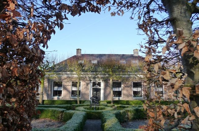 De voortuin en voorkant van Museum de Wemme in Zuidwolde.
