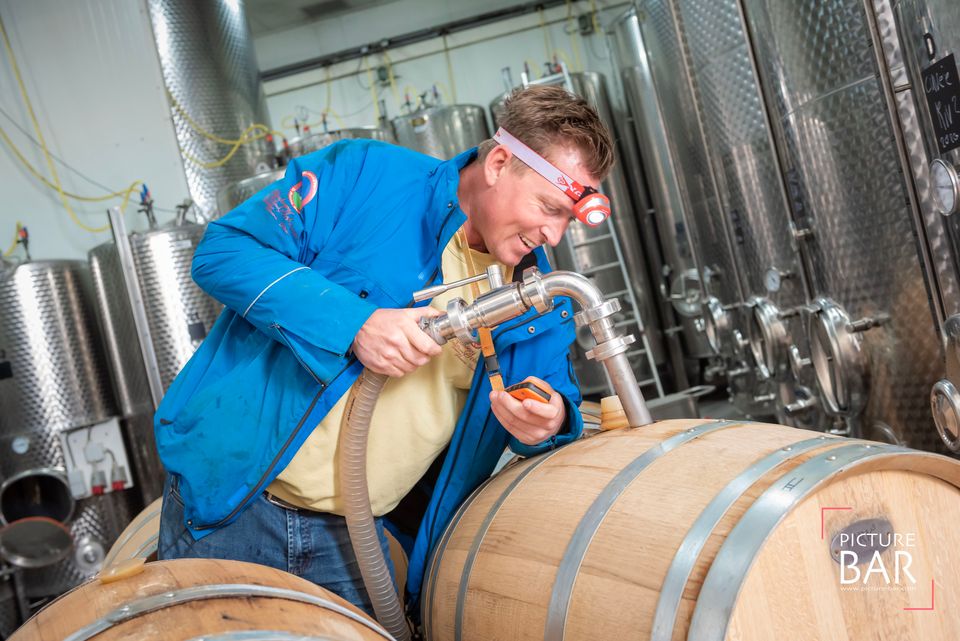 Op-Schouwen-Duiveland-Johan-Haalt-Wijn-Uit-Vat-Wijnhoeve-De-Kleine-Schorre