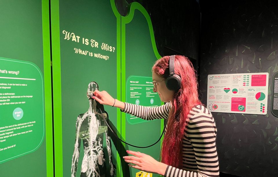 Leden van A.S.V. Prometheus bezoeken tentoonstelling Ongezien in Rijksmuseum Boerhaave