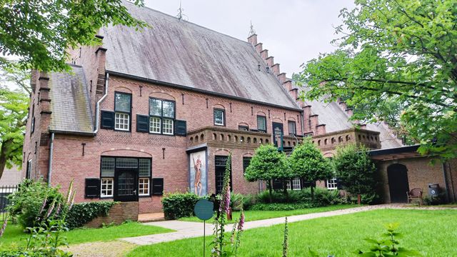 Museumtuin met zicht op op museumgebouw