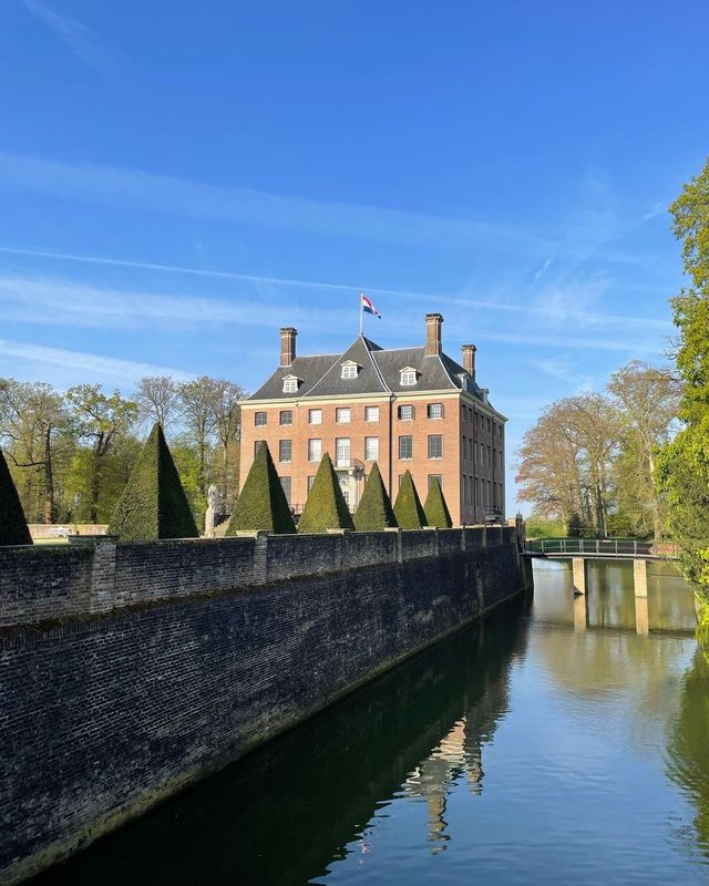 Nederlandse vlag op Kasteel Amerongen voor Koningsdag