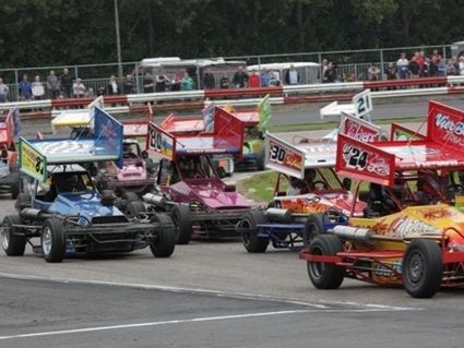 Auto's aan het racen op circuit.