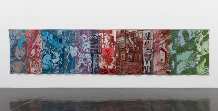 A bli varm i trøya (2024) door Madelon Verbeek, 180 x 833 cm, textiel.