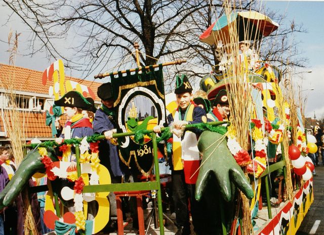 Leden van de jeugdraad van XI en de adjudant van de jeugdprins en jeugdprins Paul d`n Urste op de jeugdprinsenwagen 1990.
