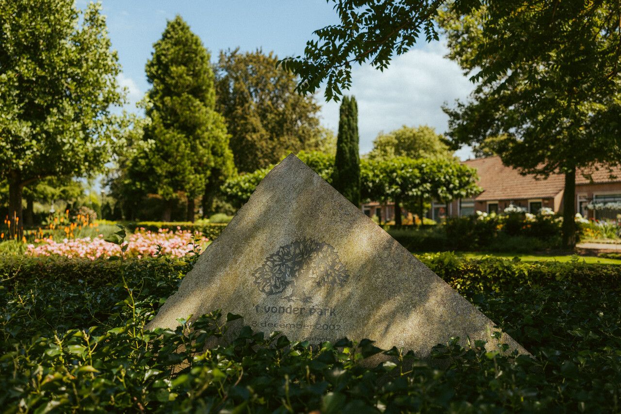 Monument in het park, ter gelegenheid van opening park.
