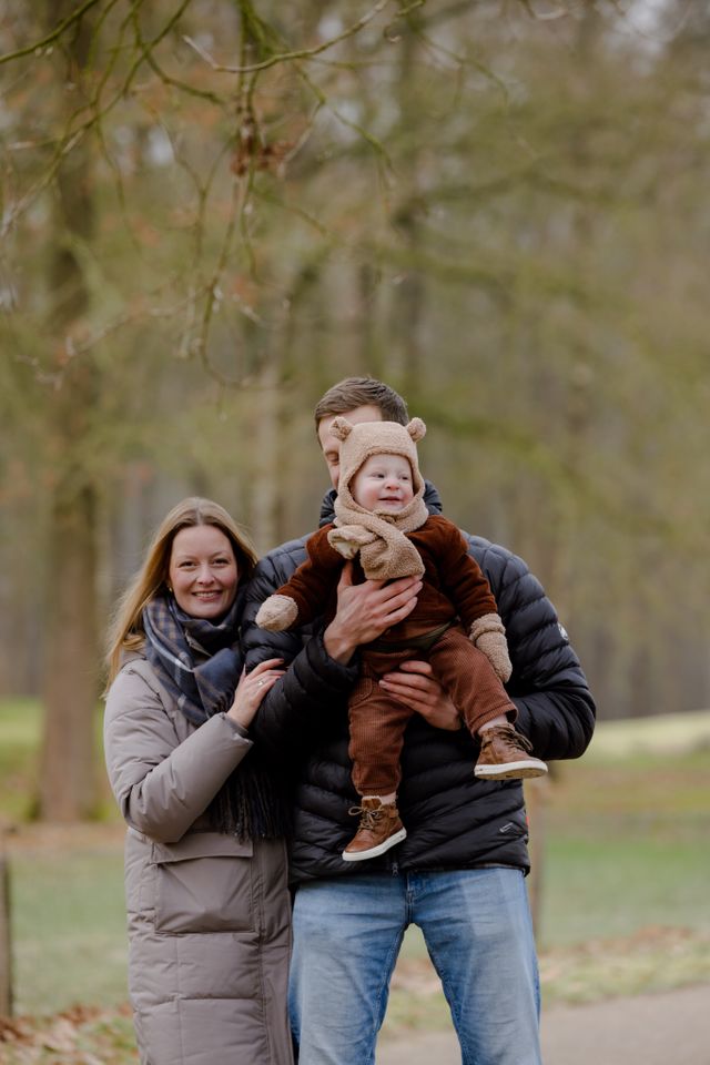 ouders aan het wandelen met baby