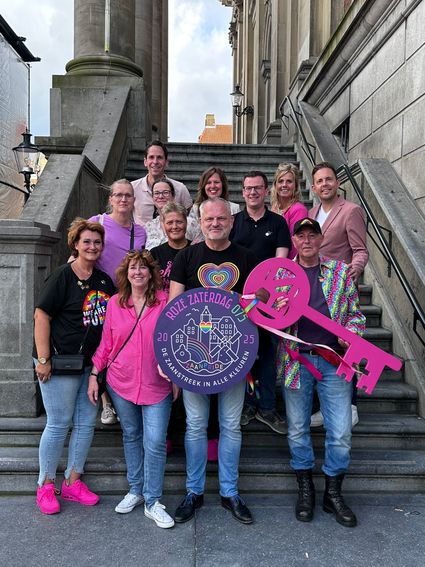 Overdracht van de sleutel van Roze Zaterdag voor Zaanstad tijdens Roze Zaterdag Groningen