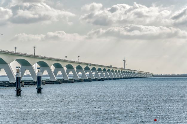 Op-Schouwen-Duiveland-Zeelandbrug-Bij-Daglicht-Zij-Aannzicht