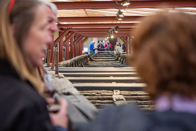 Gerestaureerd schip Zwammerdam, met borrelende mensen erom heen.