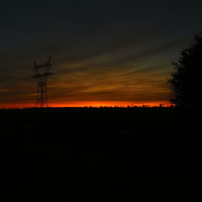 Nacht met elektriciteitsmast