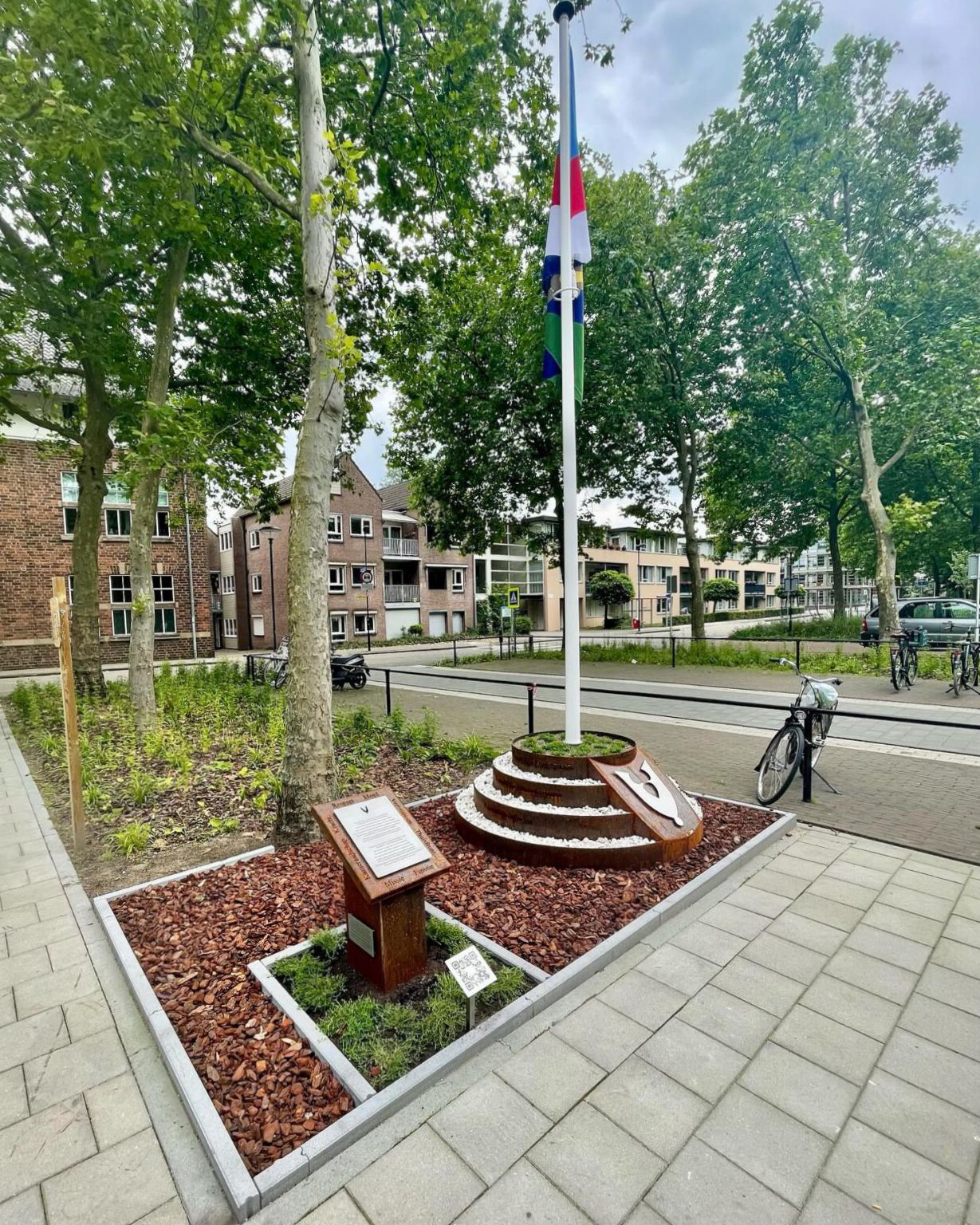 Cirkelvormig monument in cortenstaal met vlaggenmast