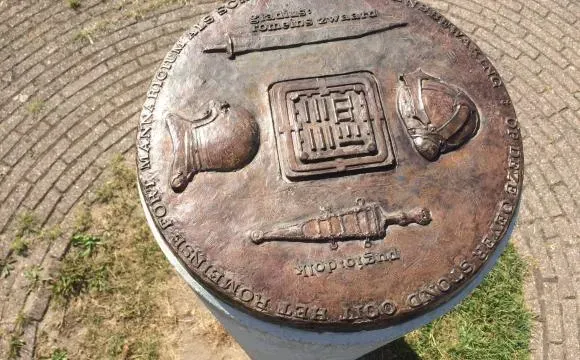 Plaquette in de Betuwe, bij Maurik, markeert de plek van het verdwenen Romeinse fort Mannaricium.
