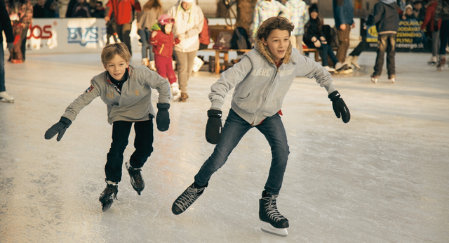 Twee jongens schaatsen in Purmerend.