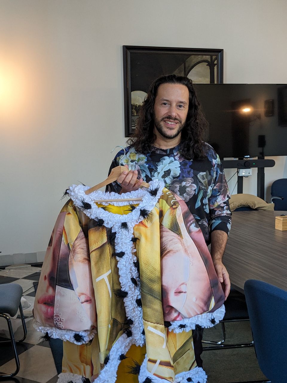 Designer Marco met zijn design voor het Vermeer Recycle Project